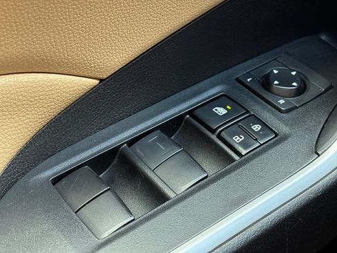 Used 2021 Toyota RAV4 XLE w/ Convenience Package FWD image 10