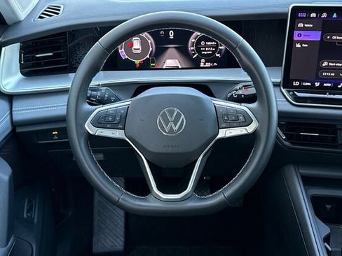 Used 2025 Volkswagen Tiguan SE w/ Panoramic Sunroof Package AWD/4WD image 14