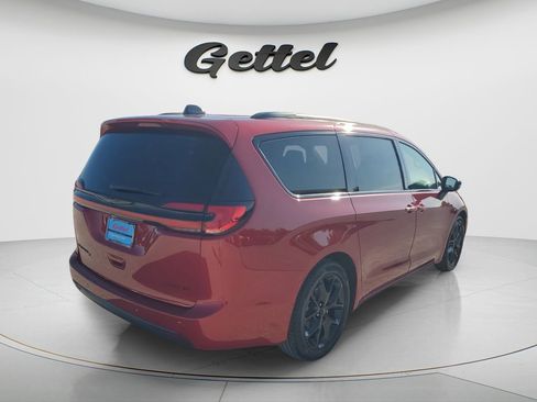 Used 2025 Chrysler Pacifica Limited FWD image 5