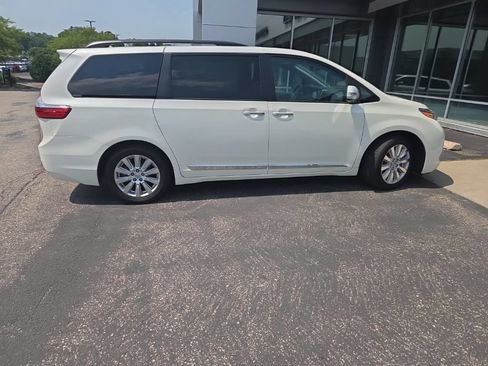 Used 2017 Toyota Sienna Limited Premium FWD image 22