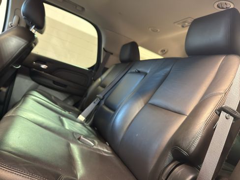 Used 2014 Cadillac Escalade Luxury AWD/4WD image 32