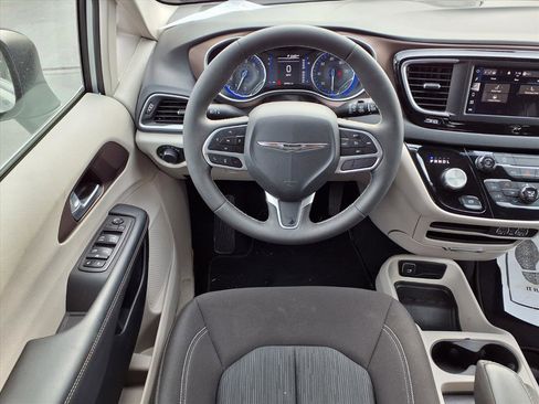 Used 2024 Chrysler Voyager LX image 8