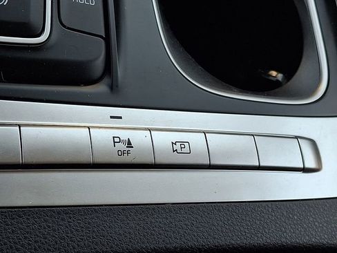 Used 2023 Kia Carnival LX FWD image 25