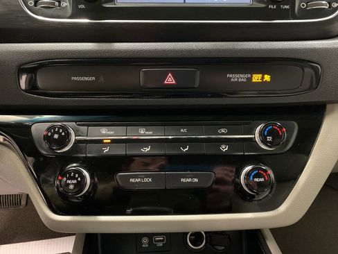 Used 2021 Kia Sedona LX image 9