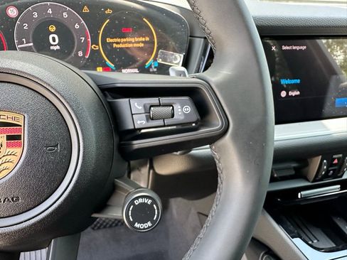 Used 2025 Porsche Cayenne image 20