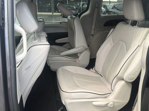 Used 2017 Chrysler Pacifica Platinum FWD image 10