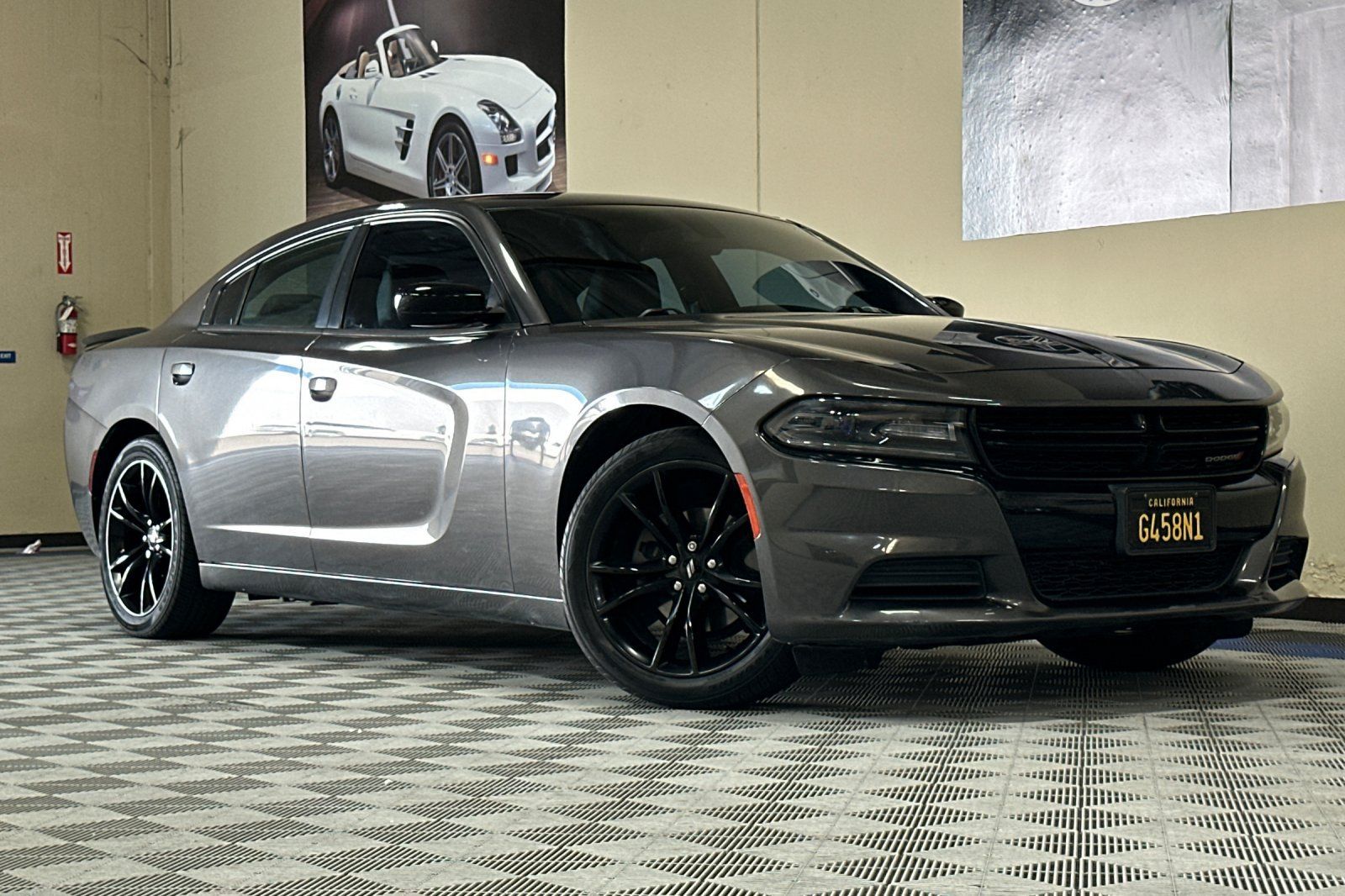 Used 2017 Dodge Charger SE w/ Blacktop Package RWD image 2