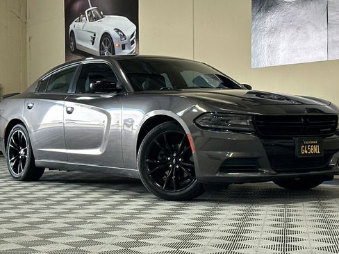 Used 2017 Dodge Charger SE w/ Blacktop Package RWD image 2