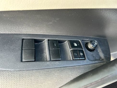 Used 2020 Toyota Corolla LE FWD image 12