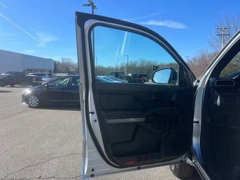 Certified 2025 Toyota Tacoma SR5 image 31