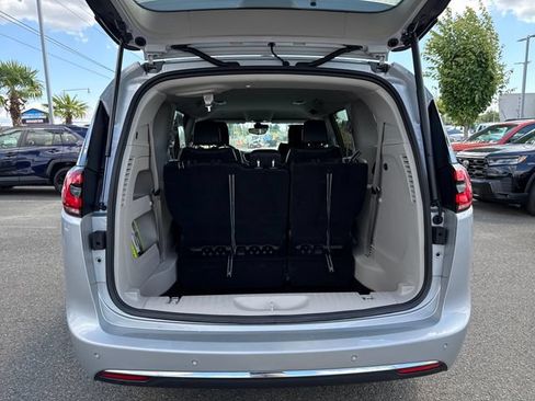 Used 2024 Chrysler Pacifica Touring-L FWD image 13