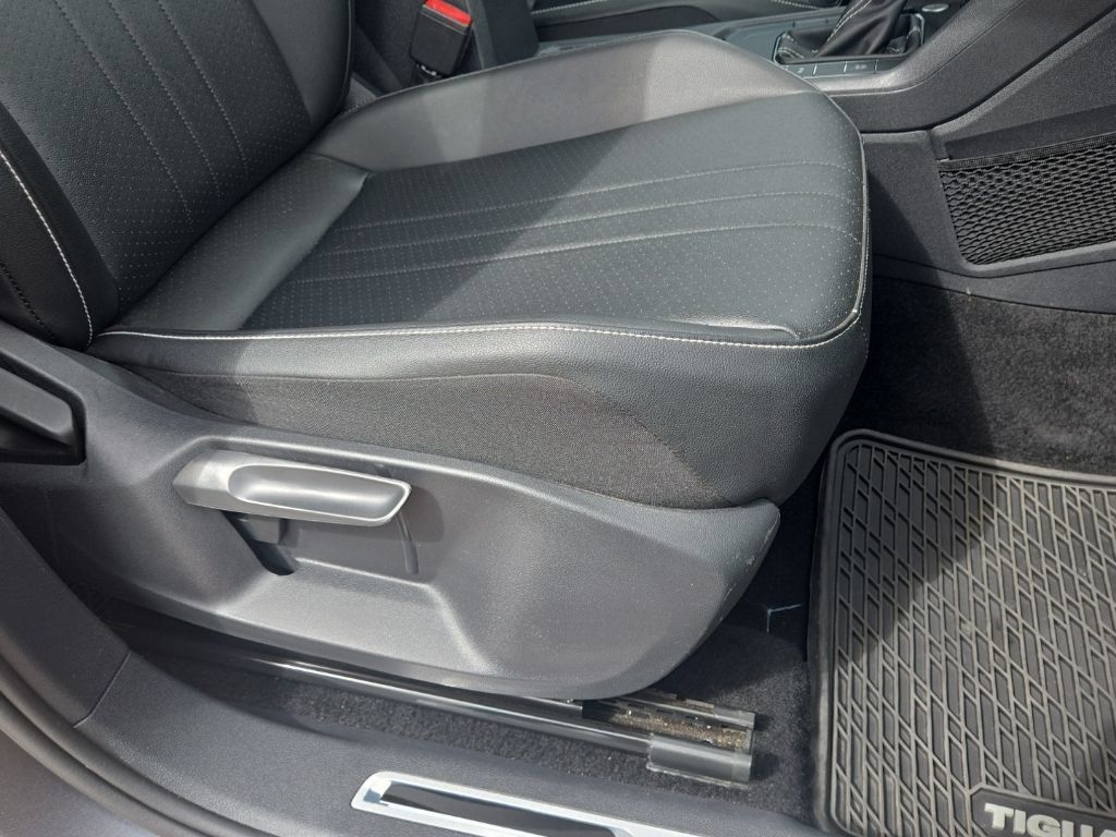 Used 2023 Volkswagen Tiguan SE R-Line FWD image 17