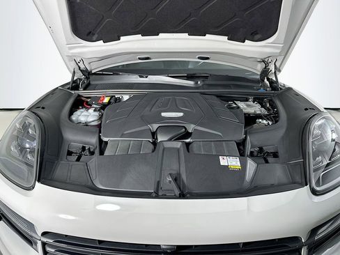 Certified 2022 Porsche Cayenne AWD/4WD image 33