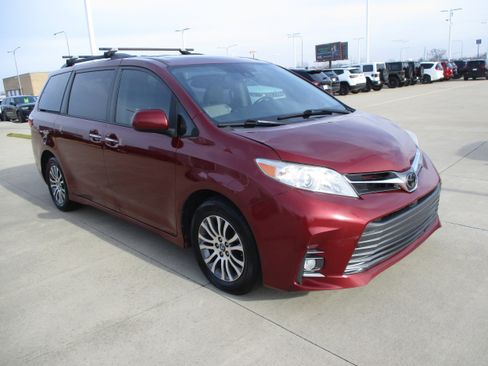 Used 2018 Toyota Sienna XLE Premium image 7