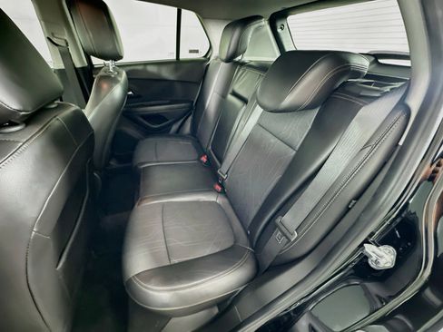 Used 2019 Chevrolet Trax LT w/ LT Convenience Package FWD image 25