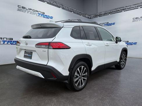 Used 2024 Toyota Corolla Cross XLE image 5