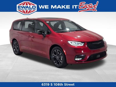 New 2026 Chrysler Pacifica Select