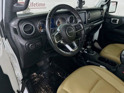 Used 2018 Jeep Wrangler Unlimited Sahara AWD/4WD image 17