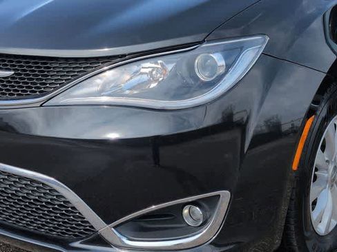 Used 2018 Chrysler Pacifica Touring-L Plus FWD image 11