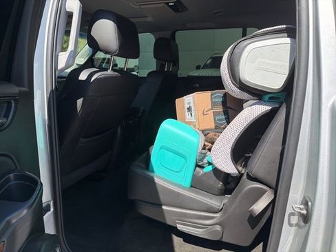 Used 2017 Chevrolet Suburban Premier image 21