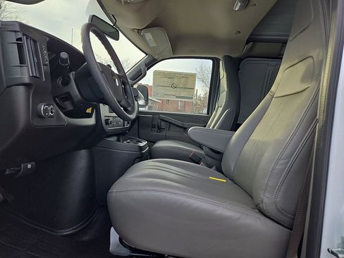 Used 2025 Chevrolet Express 2500 w/ Driver Convenience Package image 18