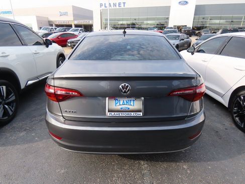 Used 2019 Volkswagen Jetta SE w/ Cold Weather Package image 10