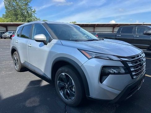 Used 2025 Nissan Rogue SV AWD/4WD image 2