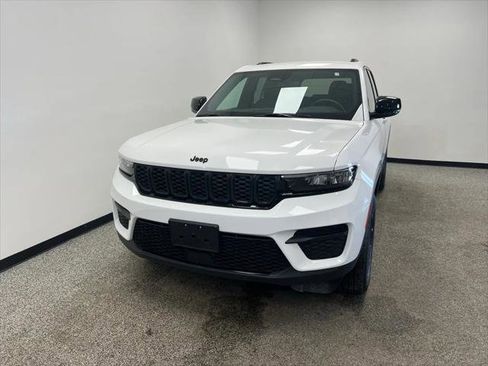 Certified 2024 Jeep Grand Cherokee Altitude image 3