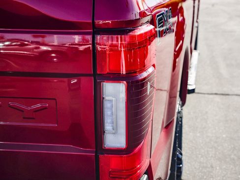 Used 2022 Ford F350 Lariat w/ Black Appearance Package image 7