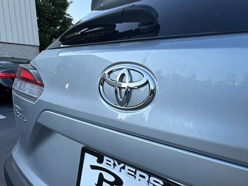 Used 2024 Toyota Corolla Cross LE AWD/4WD image 37
