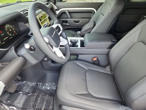 Used 2025 Land Rover Defender 90 X-Dynamic SE image 21