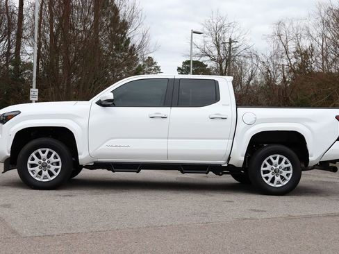 Used 2025 Toyota Tacoma SR5 image 4