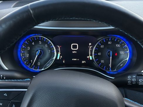 Used 2021 Chrysler Pacifica Touring-L image 19