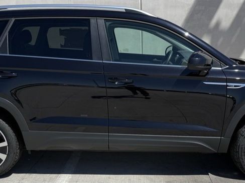 Certified 2024 Volkswagen Taos SE image 3