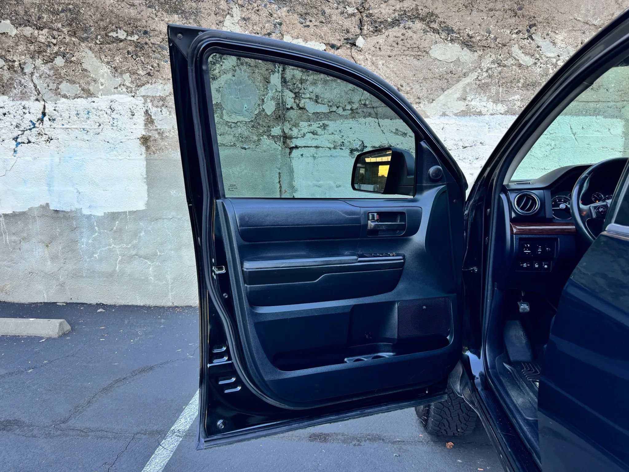 Used 2017 Toyota Tundra Limited w/ Limited Premium Package RWD image 18
