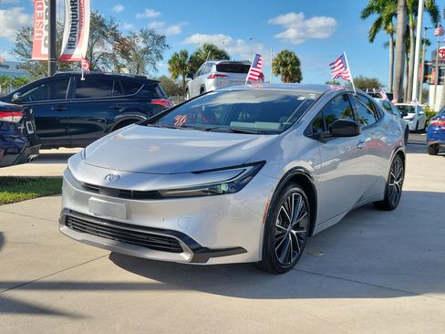 Used 2024 Toyota Prius XLE image 6