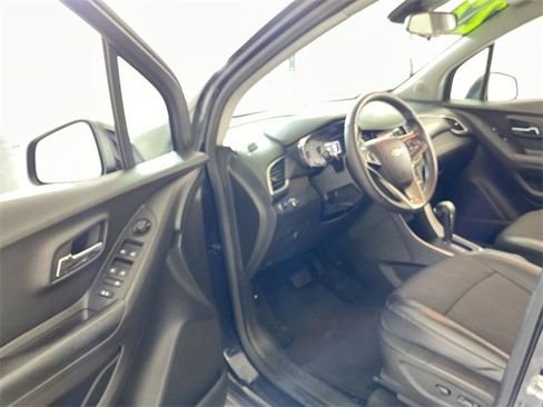 Used 2022 Chevrolet Trax LT w/ LT Convenience Package image 27