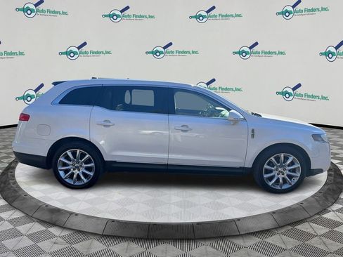 Used 2010 Lincoln MKT 2WD image 4