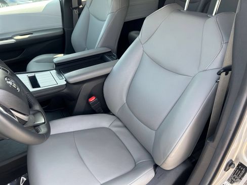 Used 2025 Toyota Sienna XLE FWD image 35