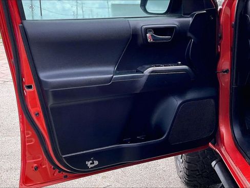 Used 2017 Toyota Tacoma TRD Off-Road w/ Tow Package (A/T) image 12