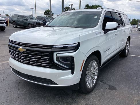 Used 2025 Chevrolet Suburban High Country AWD/4WD image 2