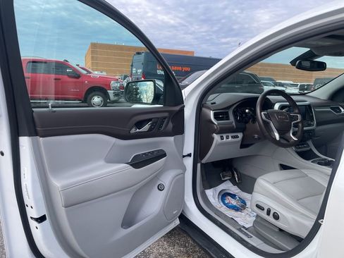 Used 2023 GMC Acadia SLT w/ Technology Package image 15