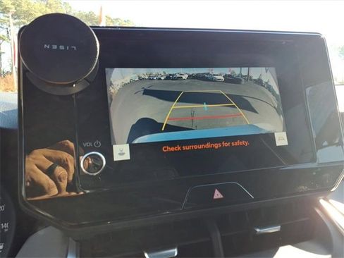 Used 2023 Toyota Venza LE image 18