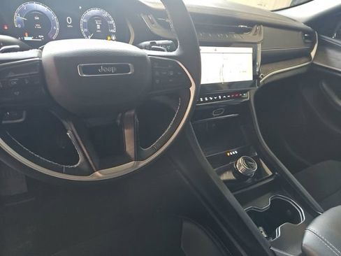 Used 2026 Jeep Grand Cherokee Altitude RWD image 5