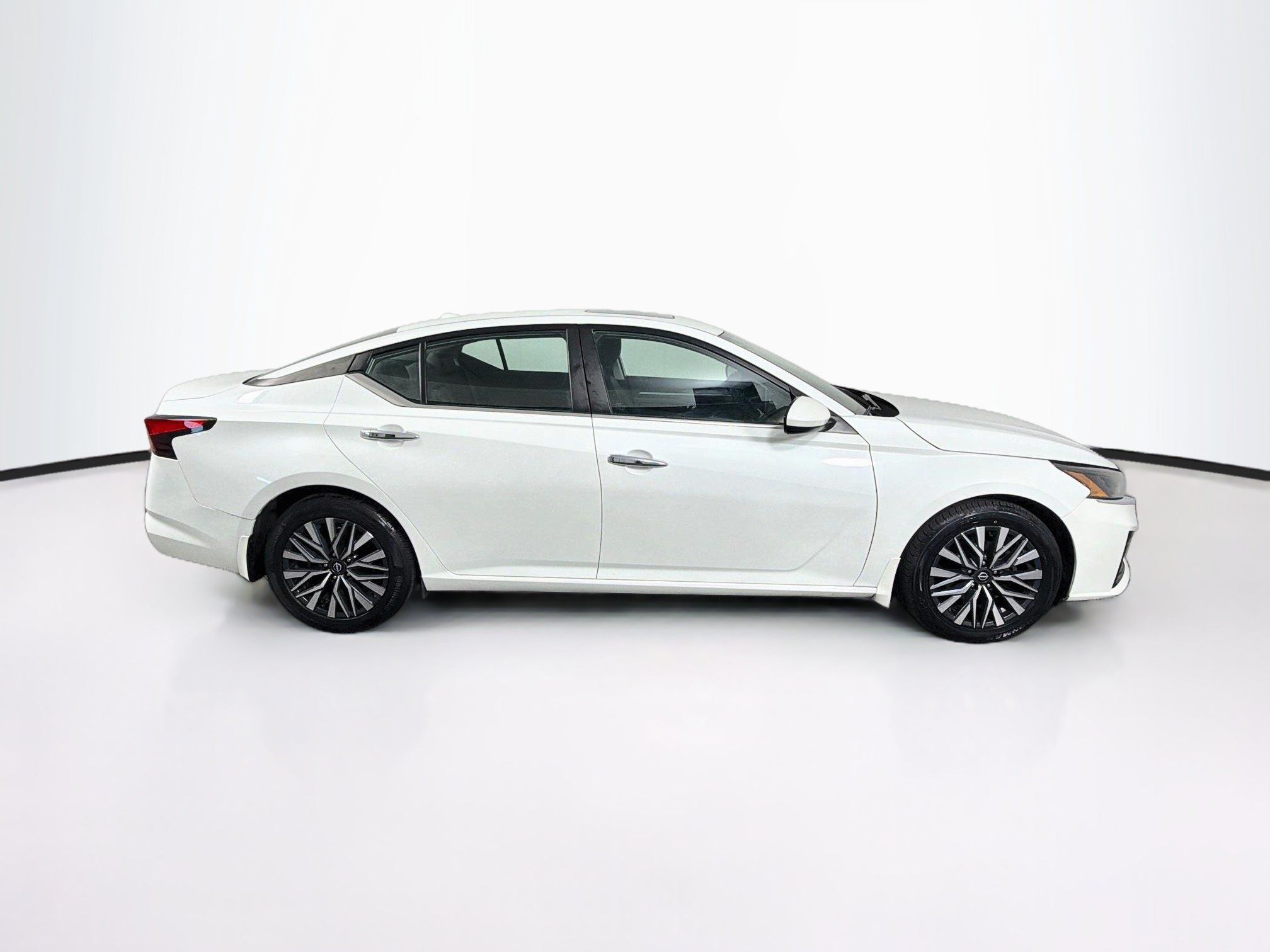 Used 2023 Nissan Altima 2.5 SV w/ SV Premium Package FWD image 10
