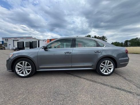 Used 2017 Volkswagen Passat 1.8T SE FWD image 4