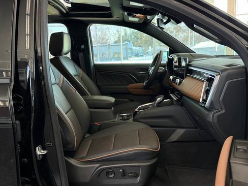 Used 2025 GMC Canyon AT4 w/ Technology Plus Package AWD/4WD image 25