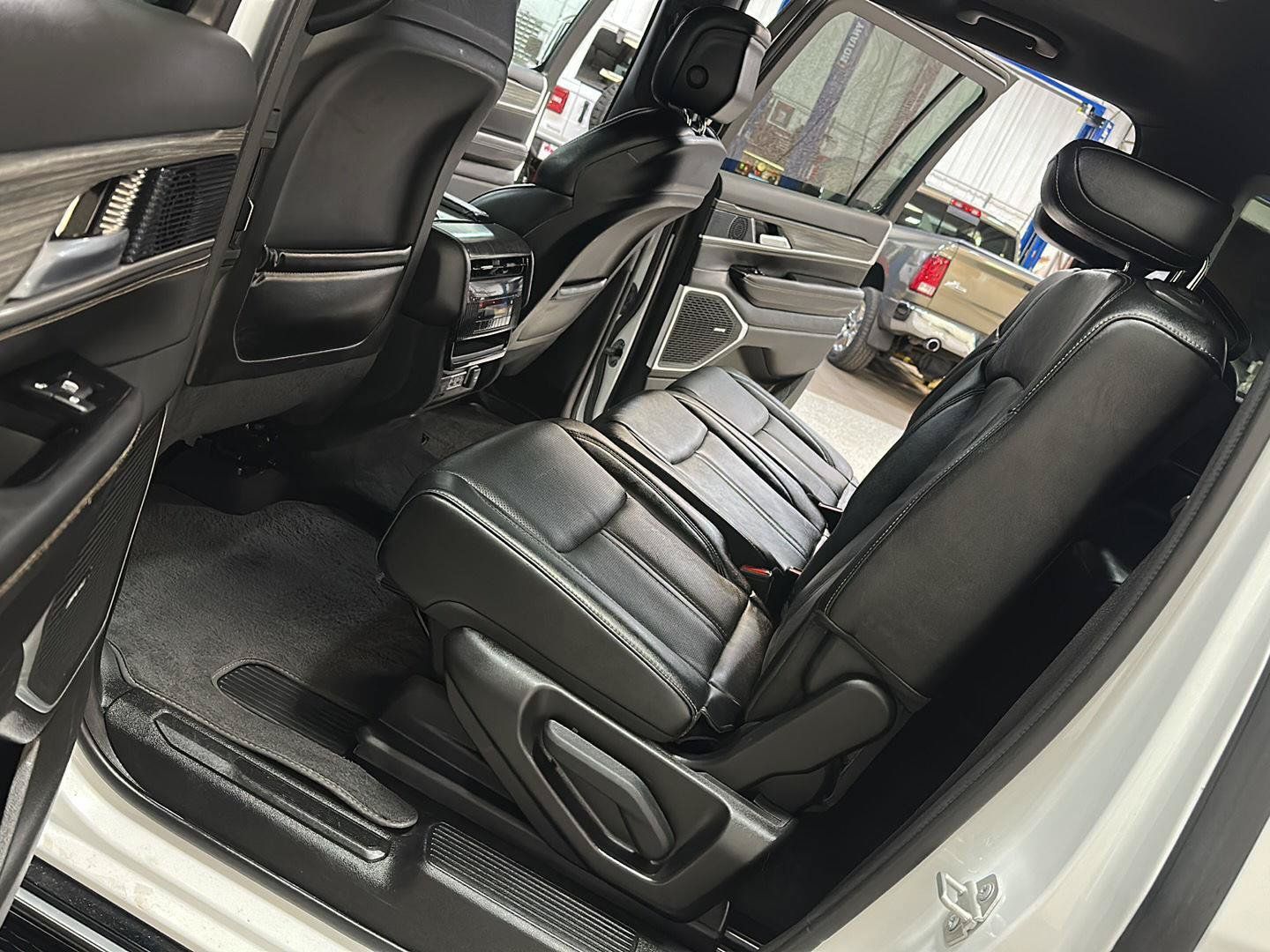 Used 2024 Jeep Wagoneer Series II w/ Flexible Seating Group AWD/4WD image 29