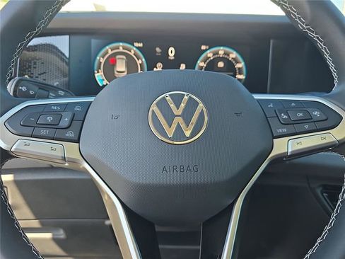 New 2026 Volkswagen Tiguan SE FWD image 18