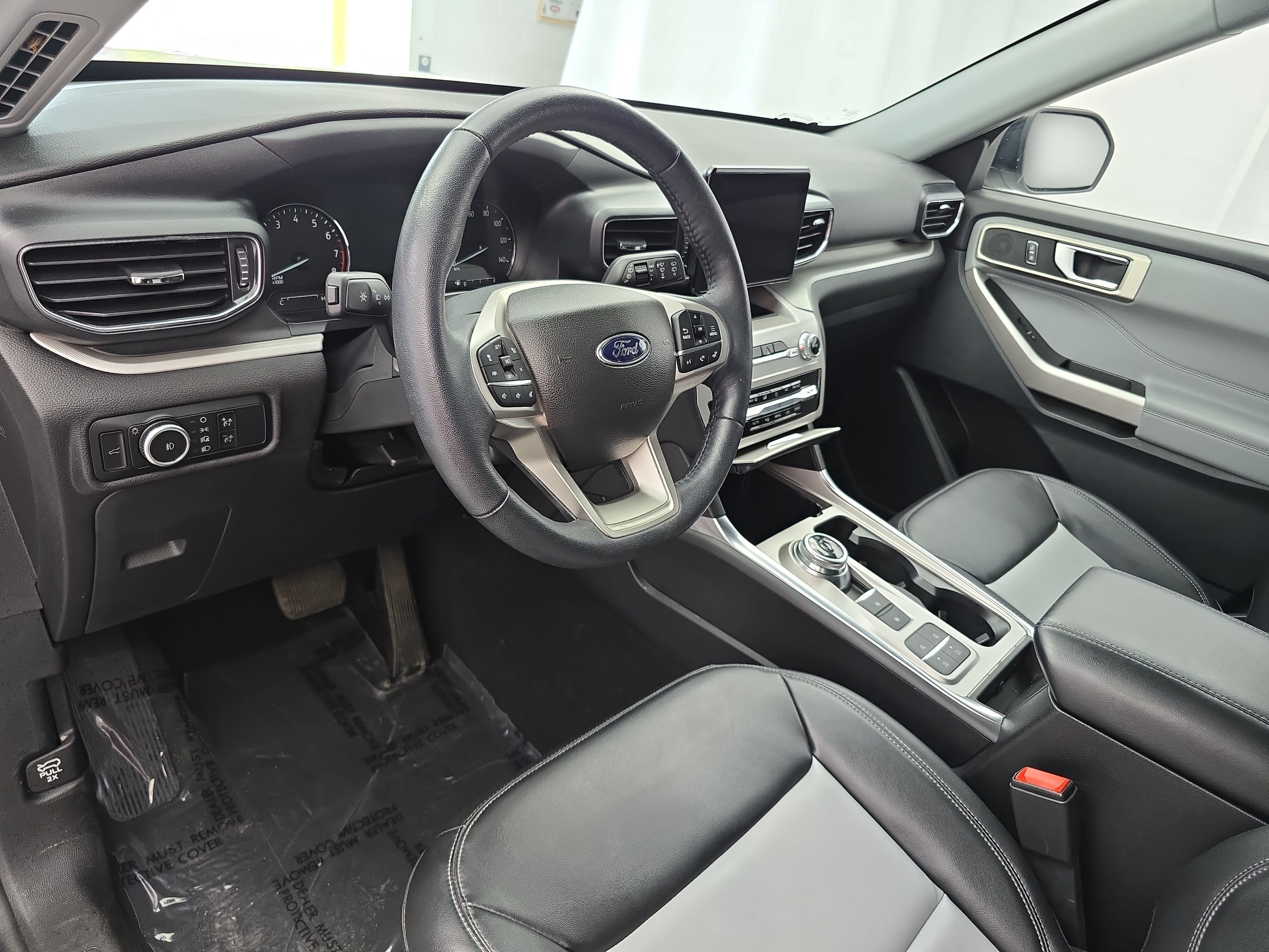 Used 2023 Ford Explorer XLT w/ Equipment Group 202A RWD image 17